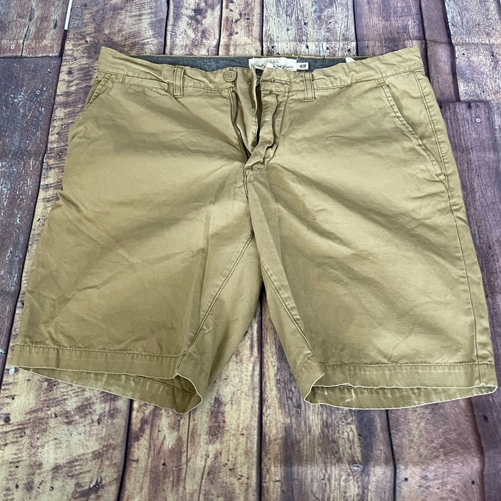 H&M men’s khaki shorts size 32